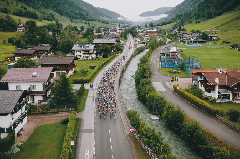 Blick auf das vordere Starterfeld in Fusch an der Glocknerstraße | © TVB BRUCK FUSCH | GROSSGLOCKNER/JFK Photography