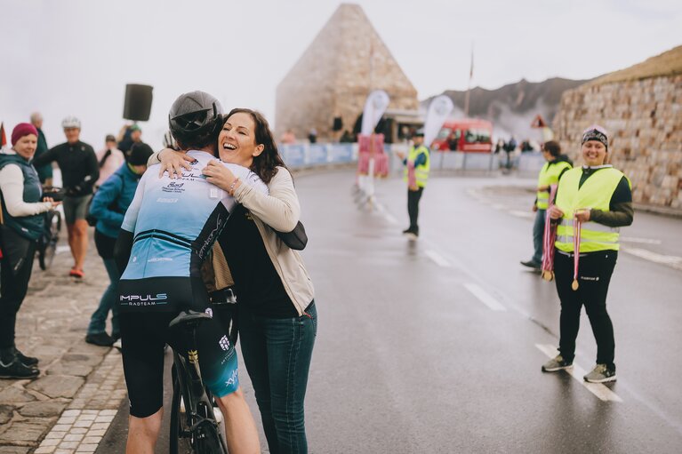 Ein Moment voller Freude nach dem Erreichen des Ziels | © TVB BRUCK FUSCH | GROSSGLOCKNER/JFK Photography