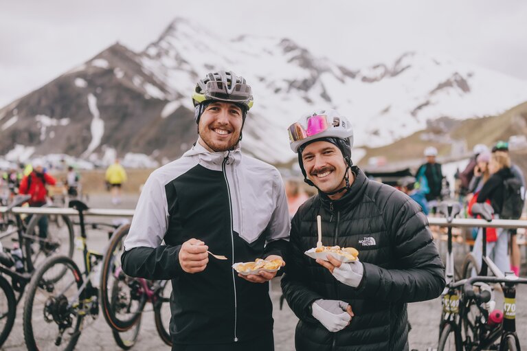 Glückliche Gesichter und ein wohlverdienter Kaiserschmarrn | © TVB BRUCK FUSCH | GROSSGLOCKNER/JFK Photography