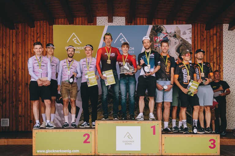 Das Siegerpodest der Teamwertung in der Ultra-Kategorie | © TVB BRUCK FUSCH | GROSSGLOCKNER/JFK Photography