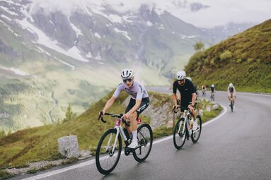 Mitten im Anstieg 2026 | © TVB BRUCK FUSCH | GROSSGLOCKNER/JFK Photography
